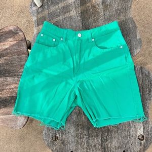 HIGH-RISE MID LENGTH GREEN SHORTS